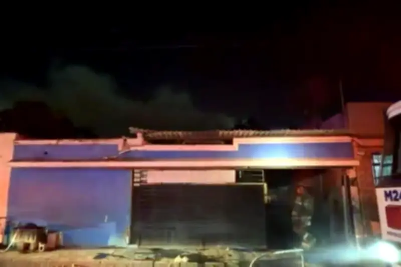 Incendio en vivienda de Industrias del Vidrio activa alerta de emergencia