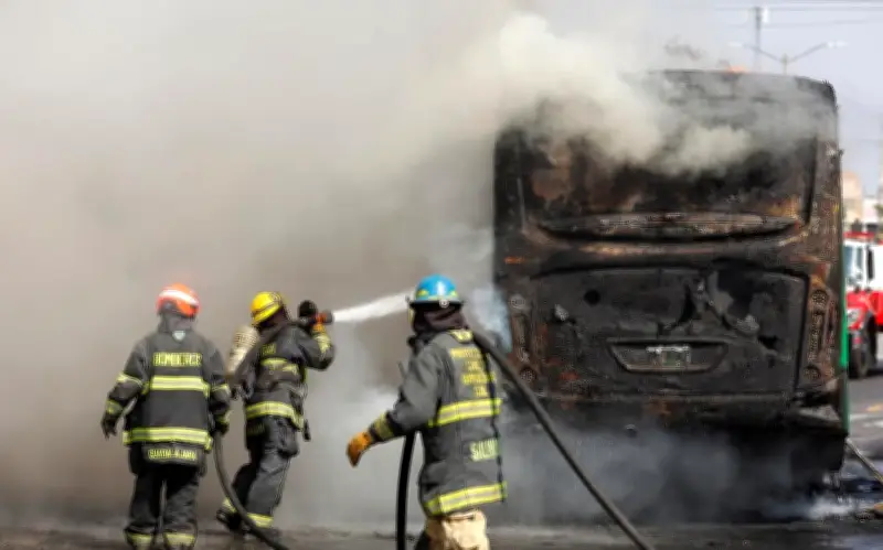 Incendios y Bloqueos Carreteros Sacuden a México Tras Operativo Contra 'El Mencho'