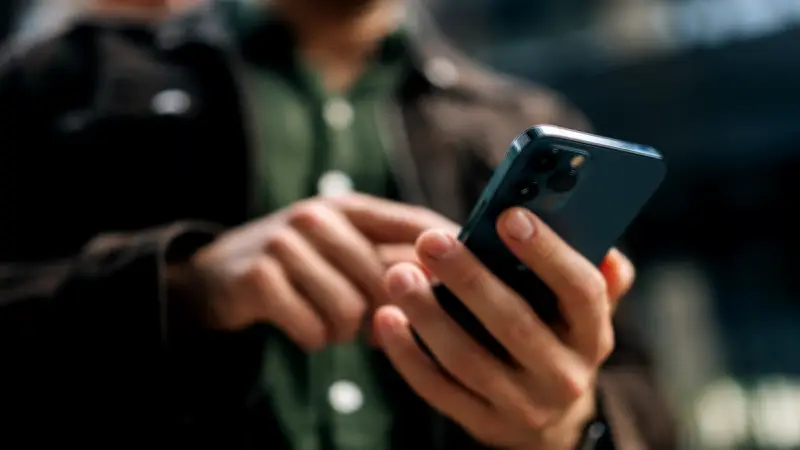 Intento de arrebato de celular al alcalde de Puerto Vallarta durante conferencia de prensa