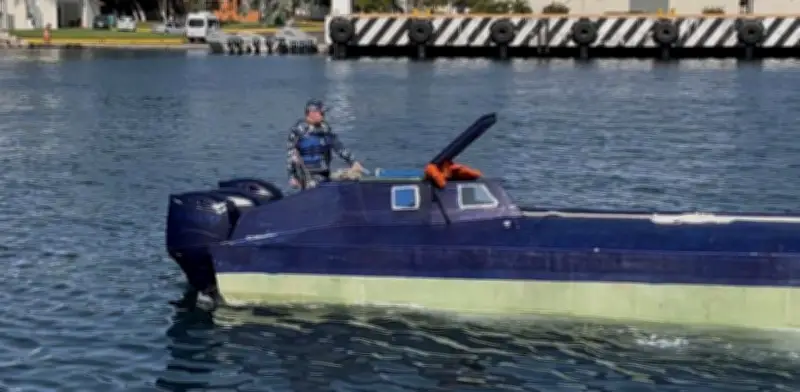 Interceptan semisumergible con 4 toneladas de cocaína en costas de Colima