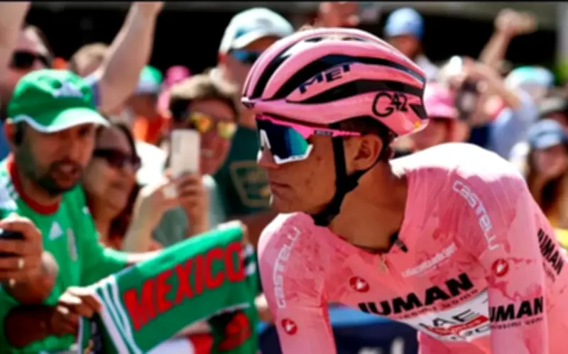 Isaac del Toro Acecha al Líder en el Tour de Emiratos Árabes a 21 Segundos