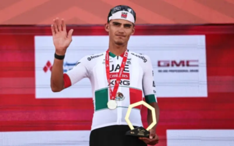 Isaac del Toro conquista la primera etapa del UAE Tour 2026 y se viste de líder