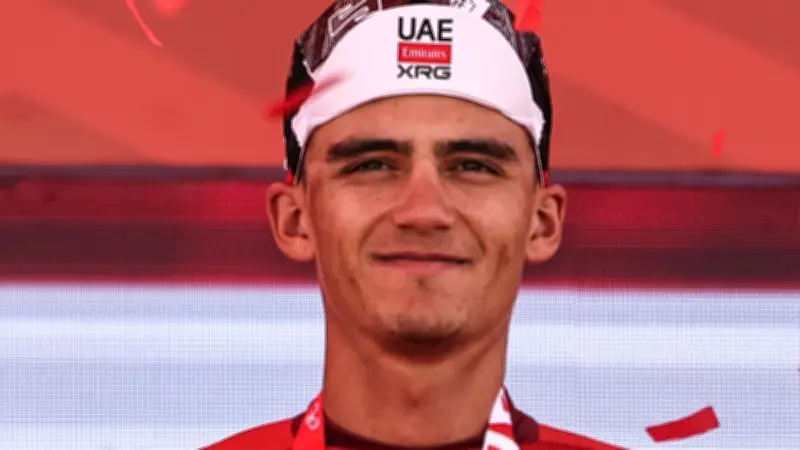 Isaac del Toro mantiene el segundo lugar en el UAE Tour 2026 tras una etapa controlada
