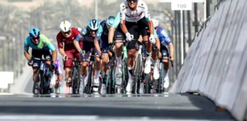 Isaac del Toro pierde el liderato en el UAE Tour 2026 tras contrarreloj