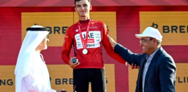 Isaac del Toro recibe exclusivo reloj Breitling tras hacer historia en UAE Tour