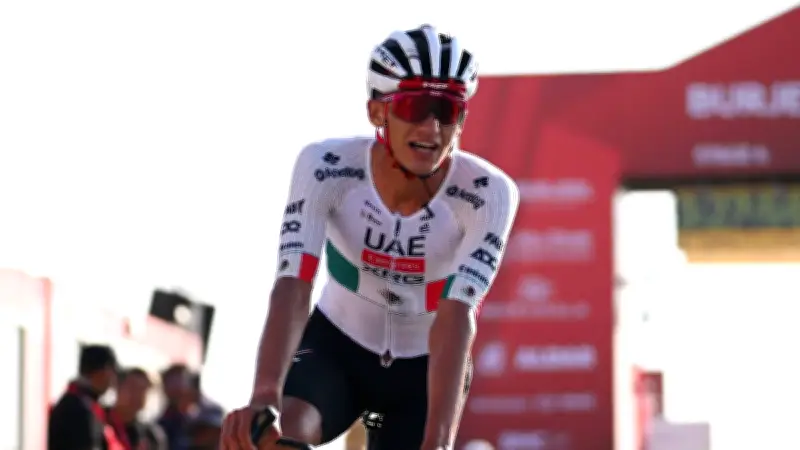 Isaac del Toro recupera el liderato en el UAE Tour 2026 y se acerca al título