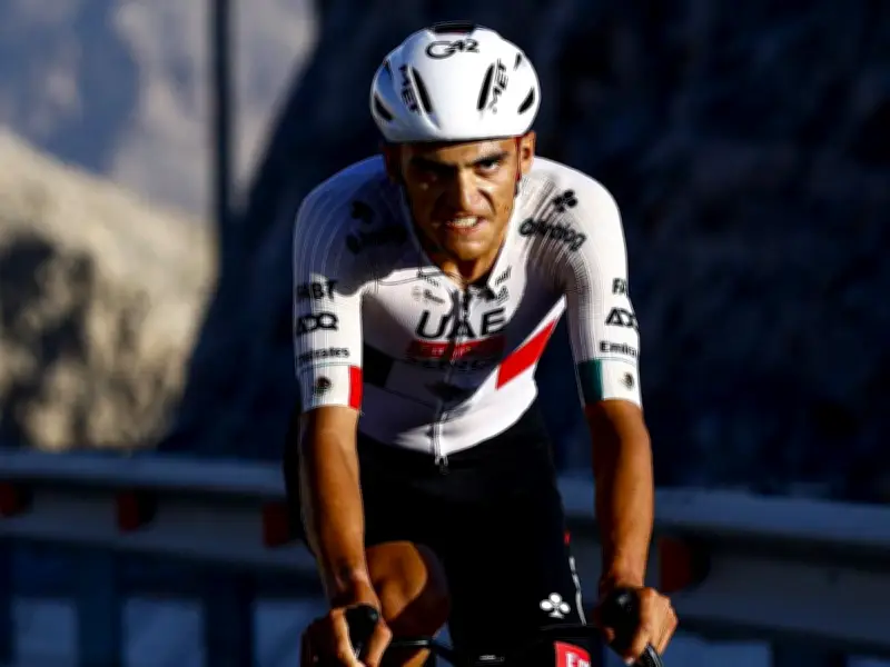 Isaac del Toro remonta al segundo lugar en la UAE Tour tras épica etapa de montaña