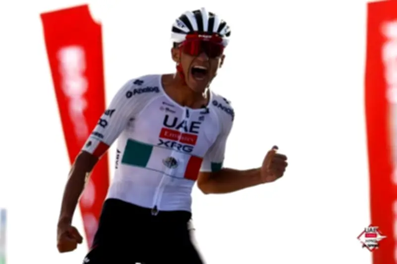 Isaac del Toro se corona campeón del UAE Tour, un hito para el ciclismo mexicano
