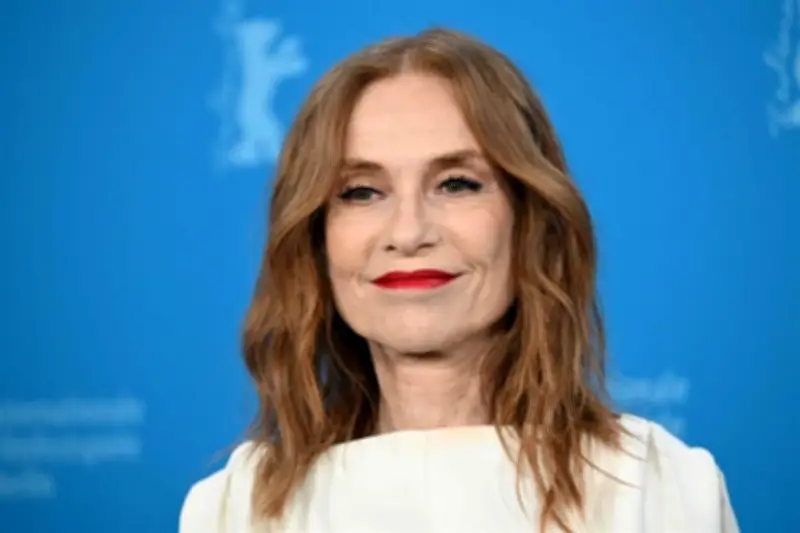 Isabelle Huppert clava dientes en Berlín con personaje de vampiresa en festival