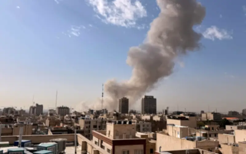 Israel ataca Teherán con apoyo de EU: Explosiones cerca de la oficina del líder supremo iraní