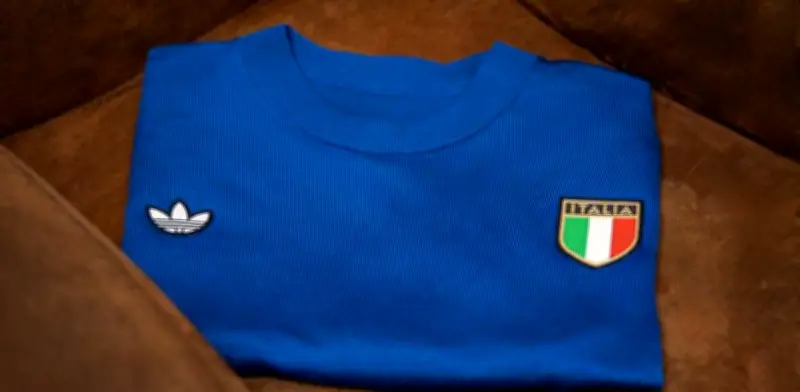 Italia revive su camiseta de 1970 mientras lucha por regresar a un Mundial tras larga ausencia
