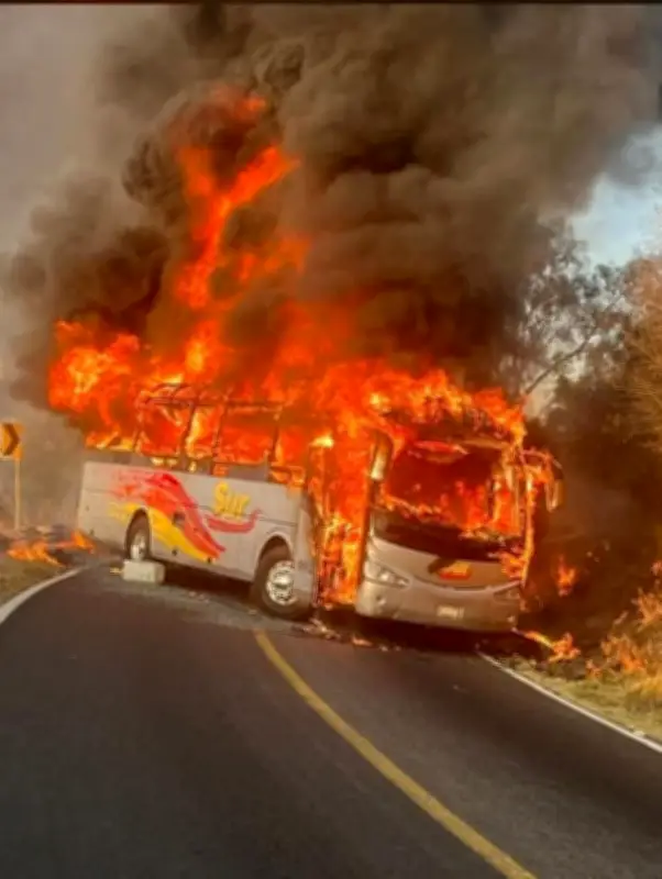 Jalisco en llamas: Narcobloqueos y quema de vehículos tras operativo federal en Tapalpa