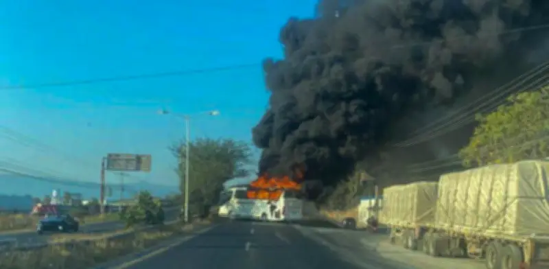 Jalisco enfrenta 21 bloqueos carreteros tras muerte de 'El Mencho'; atacan sucursales bancarias