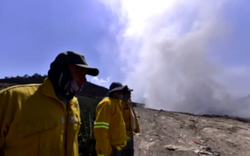 Jalisco intensifica combate contra incendio en vertedero clandestino de Tequila