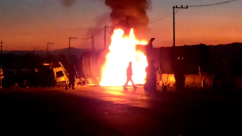 Jalisco vive noche de terror: Bloqueos y violencia continúan tras muerte del 'Mencho'