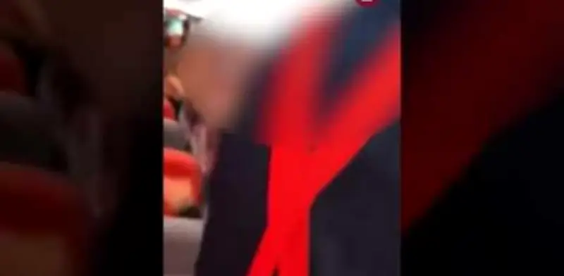 Jet2 desvía vuelo y veta permanentemente a pasajeros por pelea racista a bordo