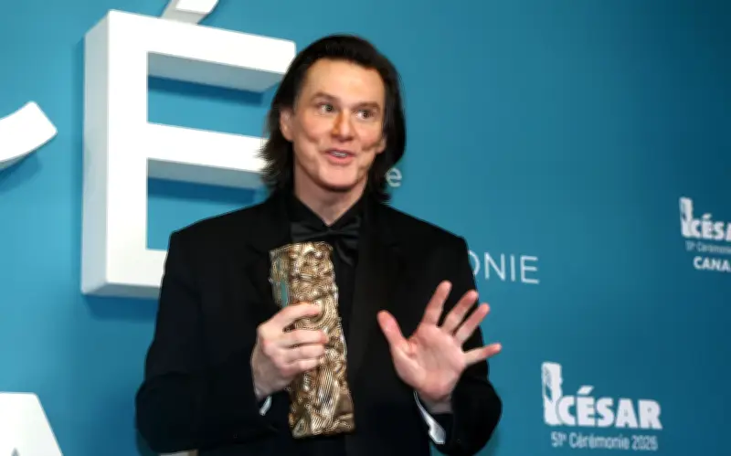 Jim Carrey recibe César de honor en París en emotiva ceremonia llena de humor