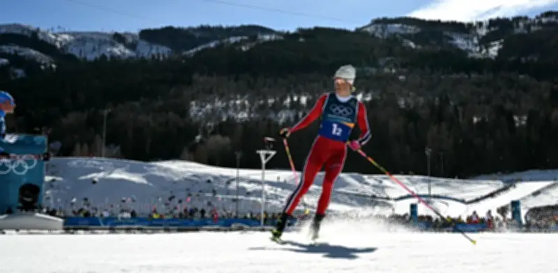 Johannes Klaebo hace historia con 10 oros olímpicos tras victoria en sprint por equipos