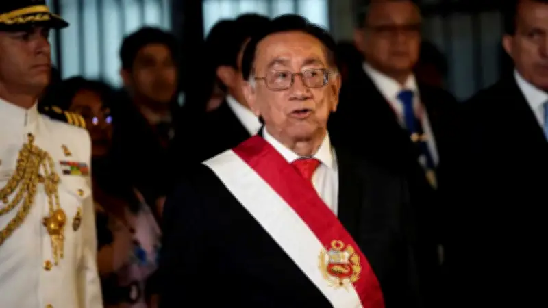 José María Balcázar asume como presidente interino de Perú entre polémicas y acusaciones