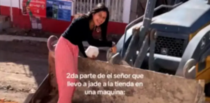 Joven cruza calle en excavadora para comprar tortillas: video viral del 'México mágico'