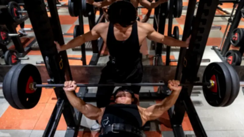 Joven de 14 años sobrevive milagrosamente tras caída de 190 kg en gimnasio