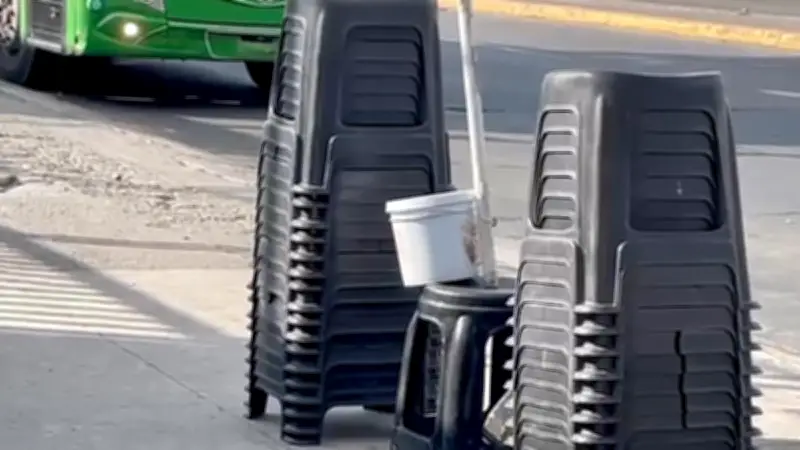 Joven Emprendedor Instala Banquitos en Paradas de Camión en Guadalajara para Aliviar la Espera
