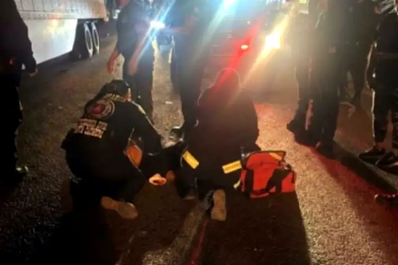 Joven muere arrollado al intentar cruzar carretera sin usar puente peatonal