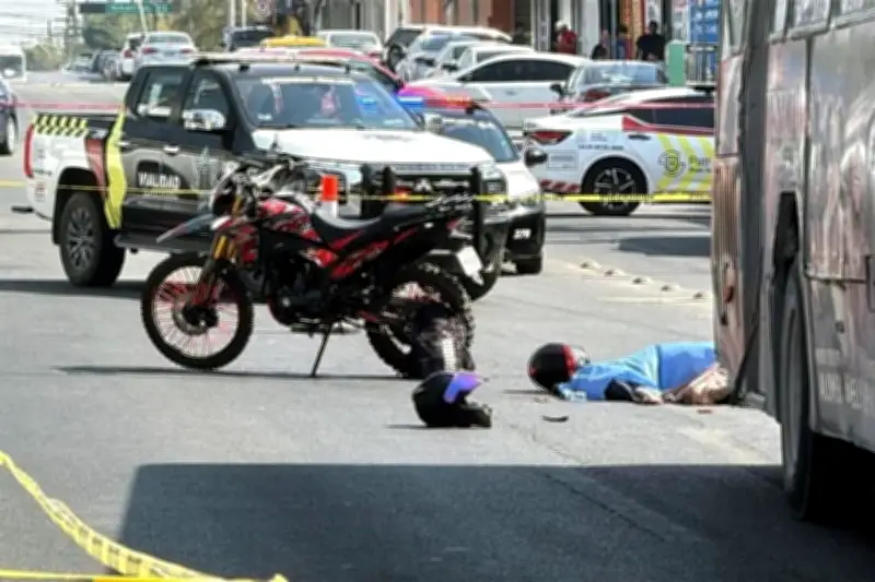 Joven Muere Tras Colisión con Camión; Su Novia Resulta Herida en Accidente