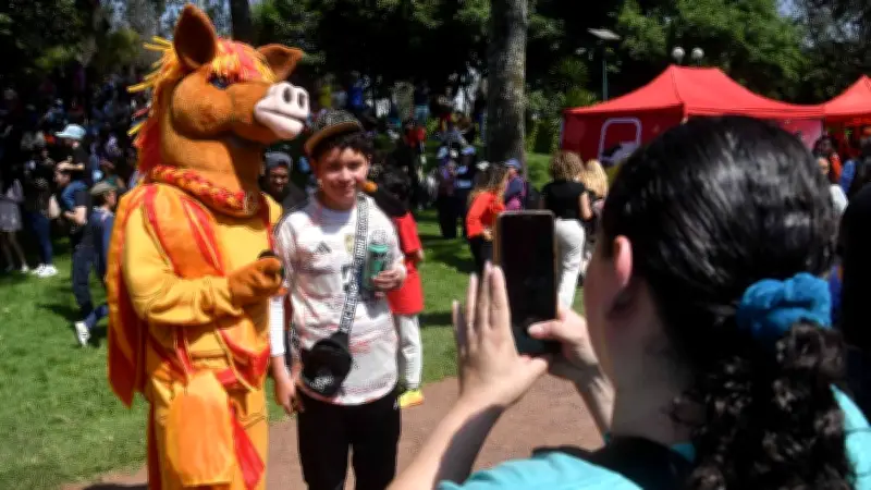 Joven que se identifica como caballo presenta polémica "Ley Therian" en Congreso de Nuevo León