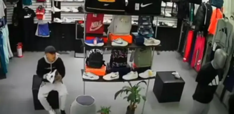 Joven roba tenis en tienda de Cuautitlán aprovechando descuido de empleada