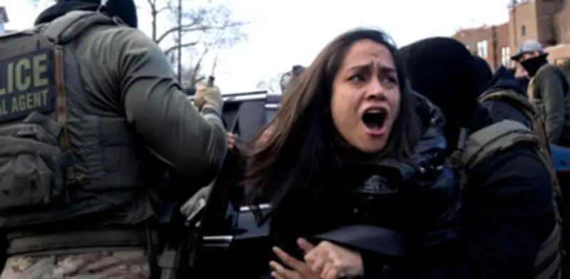 Juez federal en Boston declara ilegal política de deportaciones rápidas de Trump