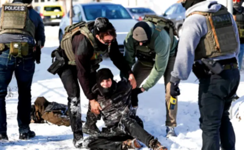 Jueza federal bloquea ley de California que prohibía pasamontañas a agentes migratorios