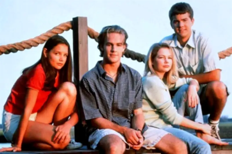 Katie Holmes rinde emotivo homenaje a James Van Der Beek tras su fallecimiento