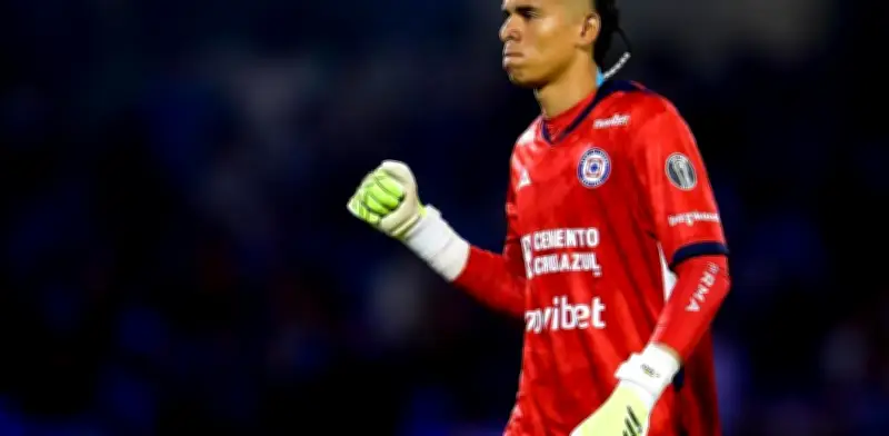 Kevin Mier regresa a las canchas: Cruz Azul lo reintegra con cautela ante Chivas