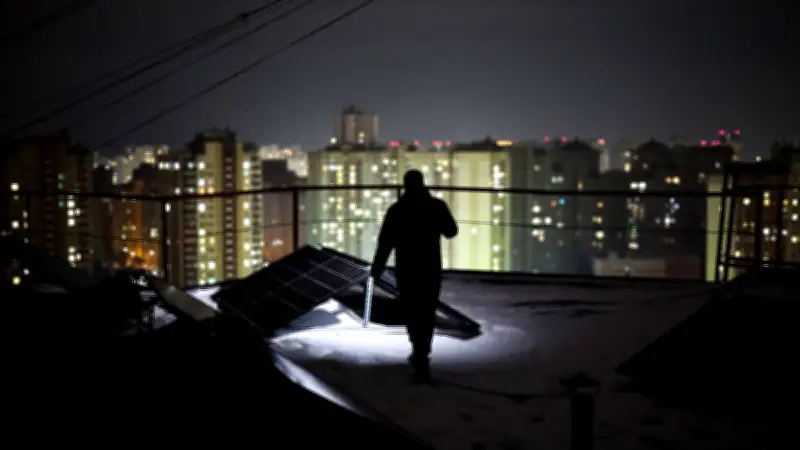 Kiev se organiza en la oscuridad: vecinos instalan paneles solares y generadores ante apagones