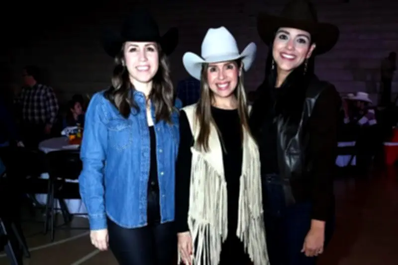 La elegancia rústica invade evento social con botas y sombreros de moda