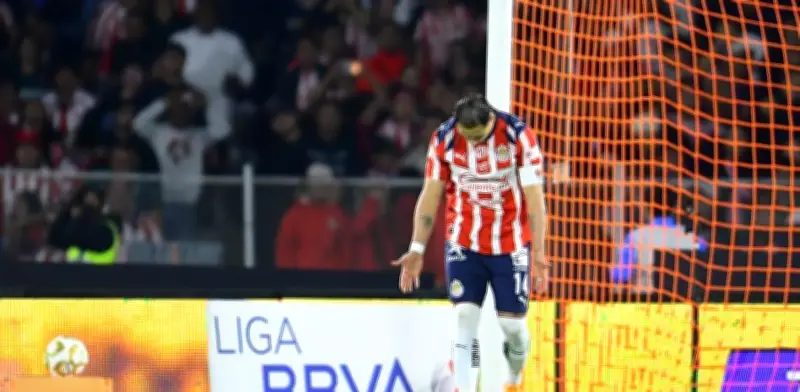 La última playera de Chicharito con Chivas se subasta por 36 mil pesos