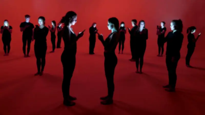 La Paradoja Digital: Hiperconectados pero Aislados en la Era de las Redes Sociales