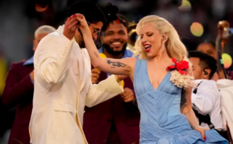 Lady Gaga brilla con vestido latino en el show de Bad Bunny en el Super Bowl LX