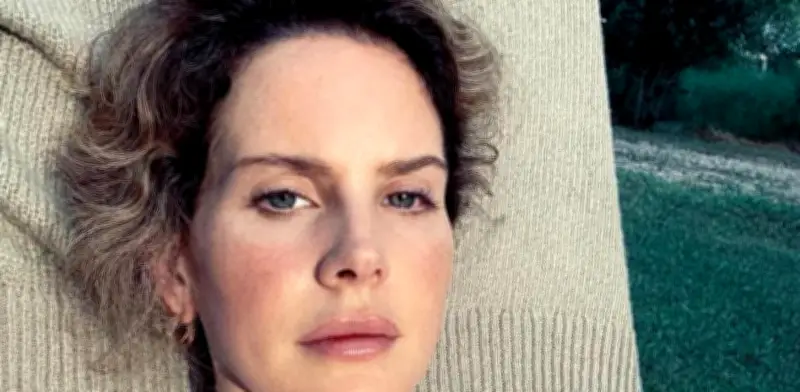 Lana Del Rey estrena 'White Feather Hawk Tail Deer Hunter' y renombra su álbum como 'Stove'