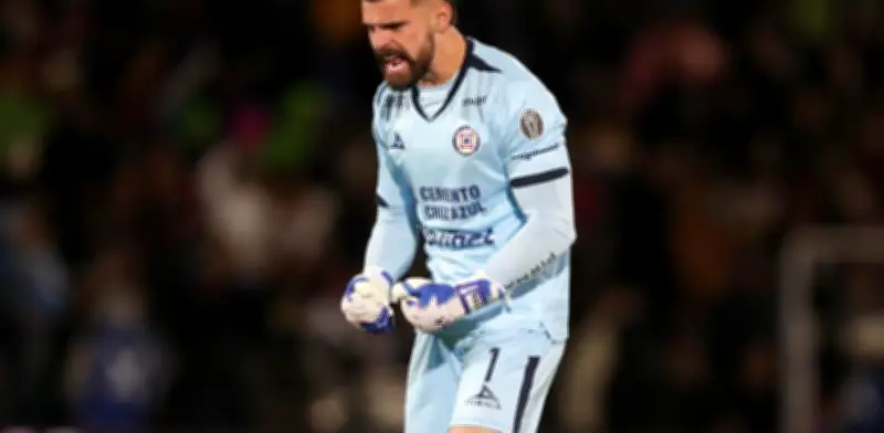 Larcamón enfrenta dilema en Cruz Azul: Gudiño vs. Mier por la portería celeste