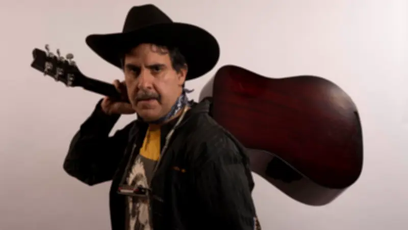 Líber Terán lanza 'Deja el ayer' con un mensaje de música sin fronteras en tiempos de Trump