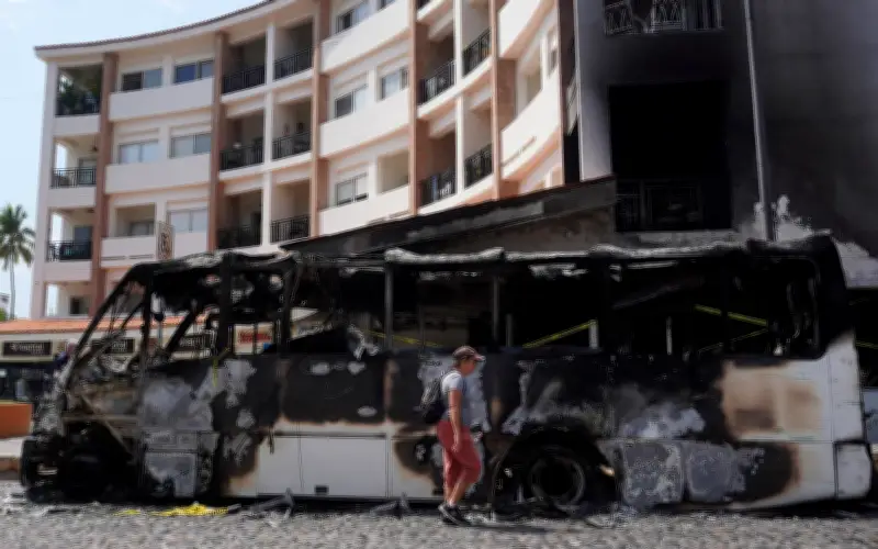 Lemus visita Puerto Vallarta para reactivar economía tras violencia del CJNG