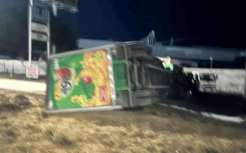 Liberan carretera a Nogales tras casi tres horas por volcadura de tráiler en Jalisco