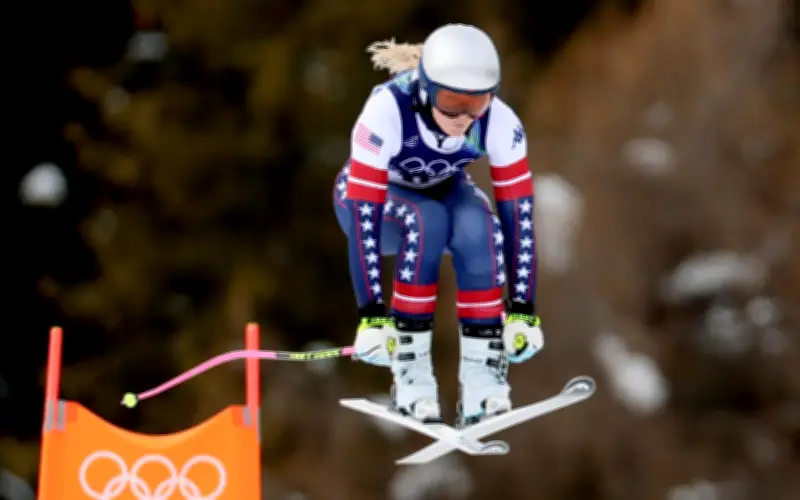 Lindsey Vonn sufre aparatosa caída en descenso de esquí alpino en Juegos Olímpicos de Invierno