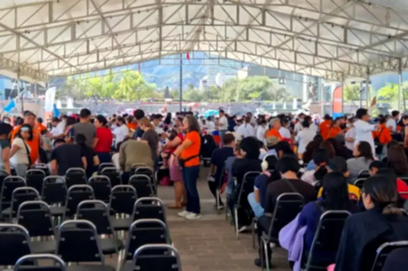 Llenan la Macroplaza de Monterrey para vacunación masiva contra el sarampión
