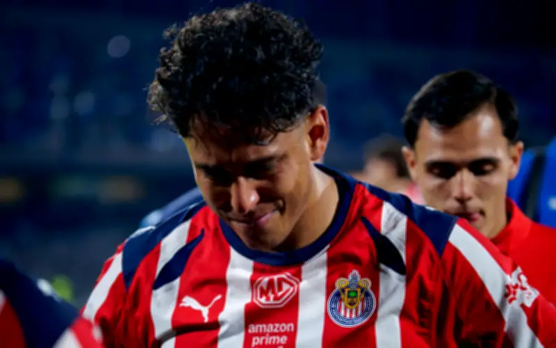 Luis Romo fuera por seis semanas: desgarro muscular aleja al mediocampista de Chivas
