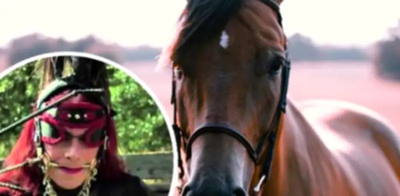 Maestro transgénero busca financiamiento estatal para transformarse en caballo