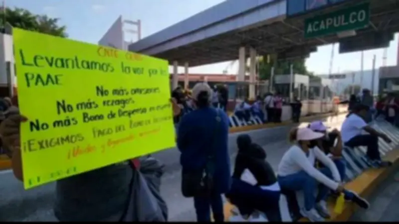 Maestros de la CETEG toman caseta de Palo Blanco en Guerrero por adeudos salariales