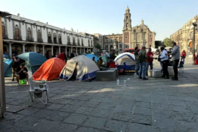 Maestros de Zacatecas Instalan Plantón Afuera de la SEP en Demanda de Mejoras